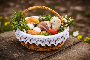 Cesta de Pascua polaca święconka con huevos, pan y alimentos tradicionales