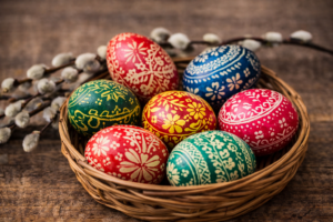 Huevos de Pascua polacos pisanki decorados a mano con colores y patrones tradicionales