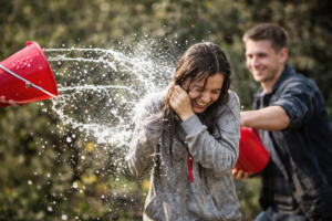 Personas mojándose con agua durante el Śmigus-Dyngus en Polonia