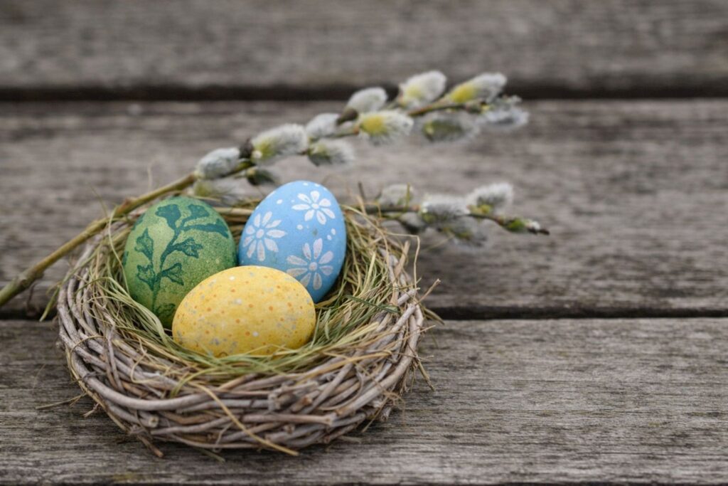 Pisanka grande decorada a mano con colores tradicionales en cesta de Pascua en Polonia